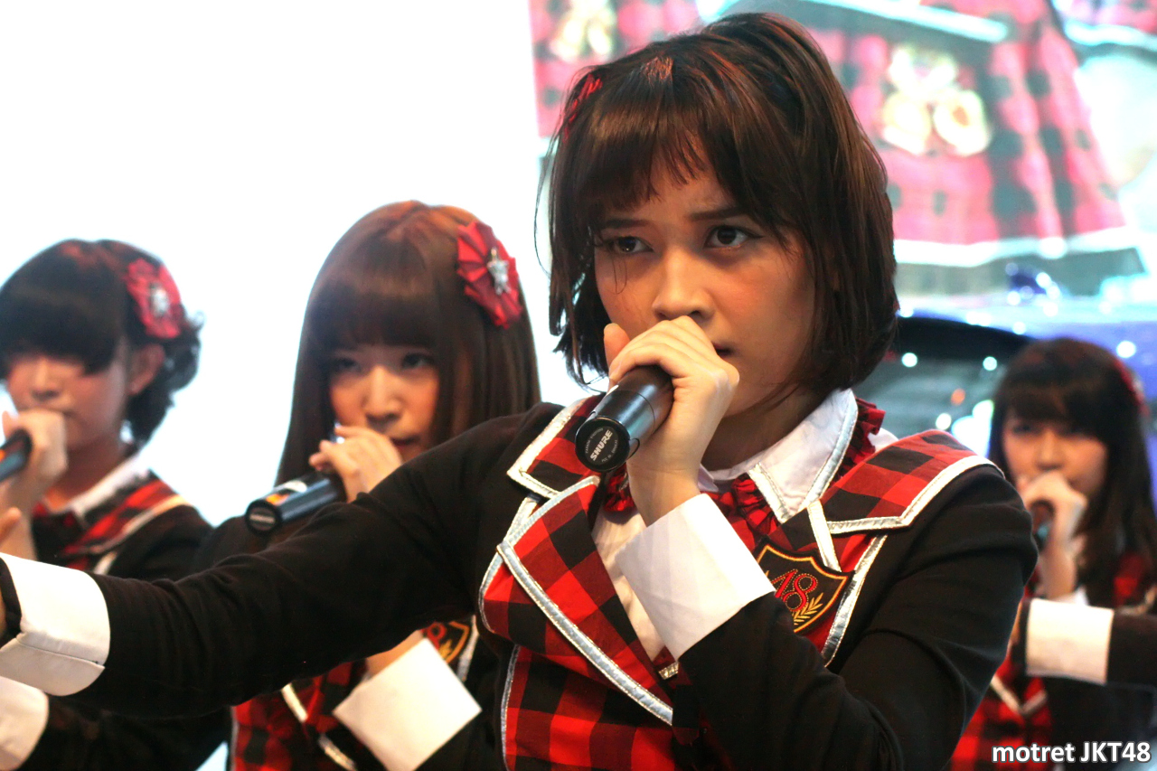 Devi Kinal Putri JKT48 Indonesia International Motor Show IIMS 2014 21-09-2014