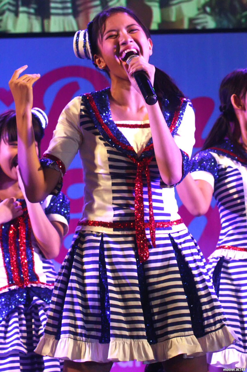 Ratu Vienny Fitrilya -Viny- JKT48 Kokoro No Placard Handshake Festival 07-12-2014