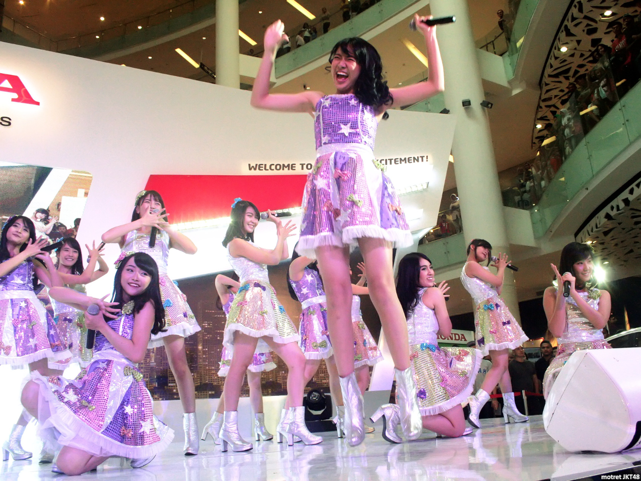 Shania Junianatha -Shanju- dan JKT48 Honda Booth Gandaria City Jakarta 06-06-2015