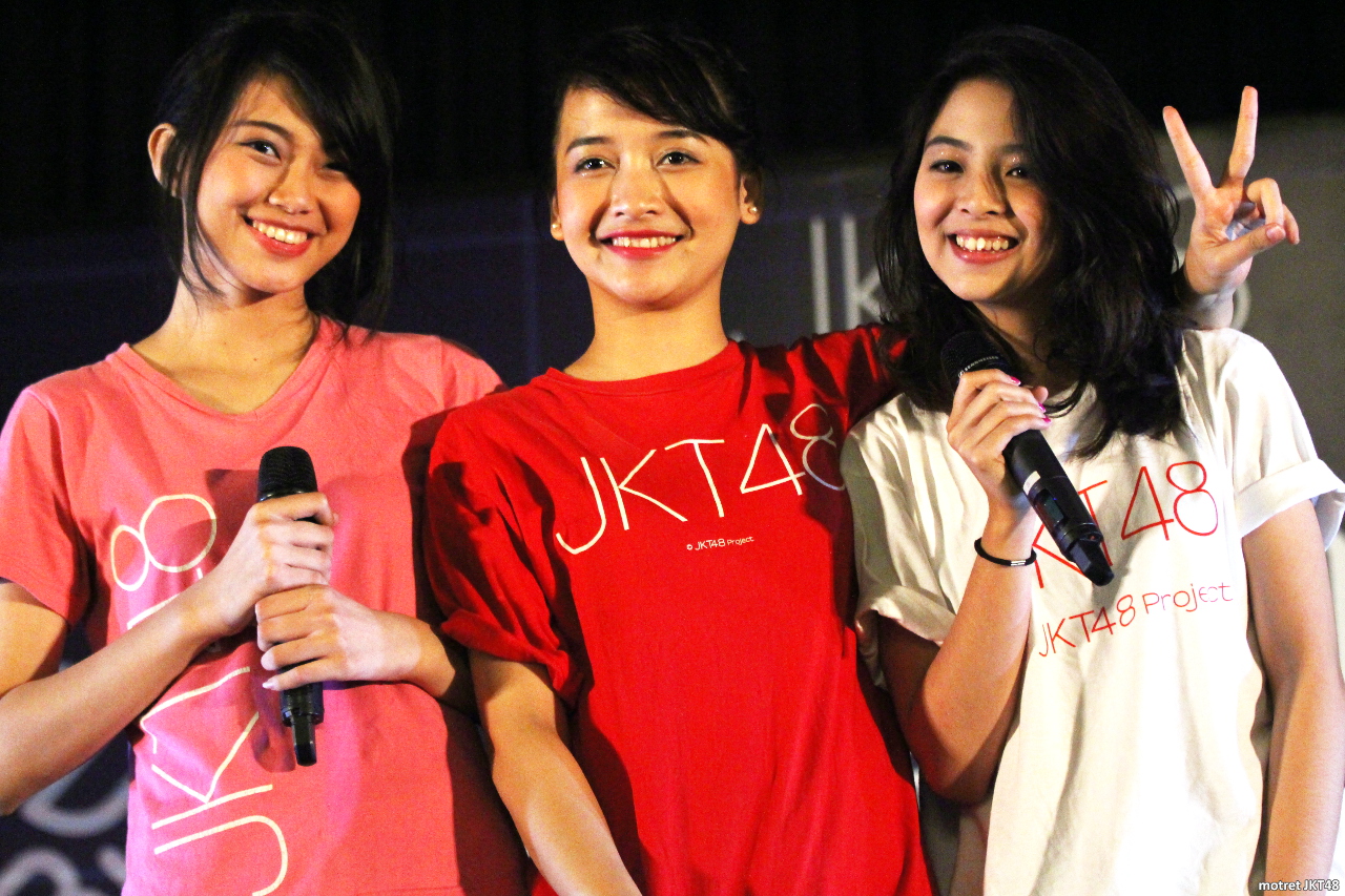 Desy — Kinal — Jeje JKT48 Refrain Penuh Harapan Handshake Festival Jakarta 17-08-2015