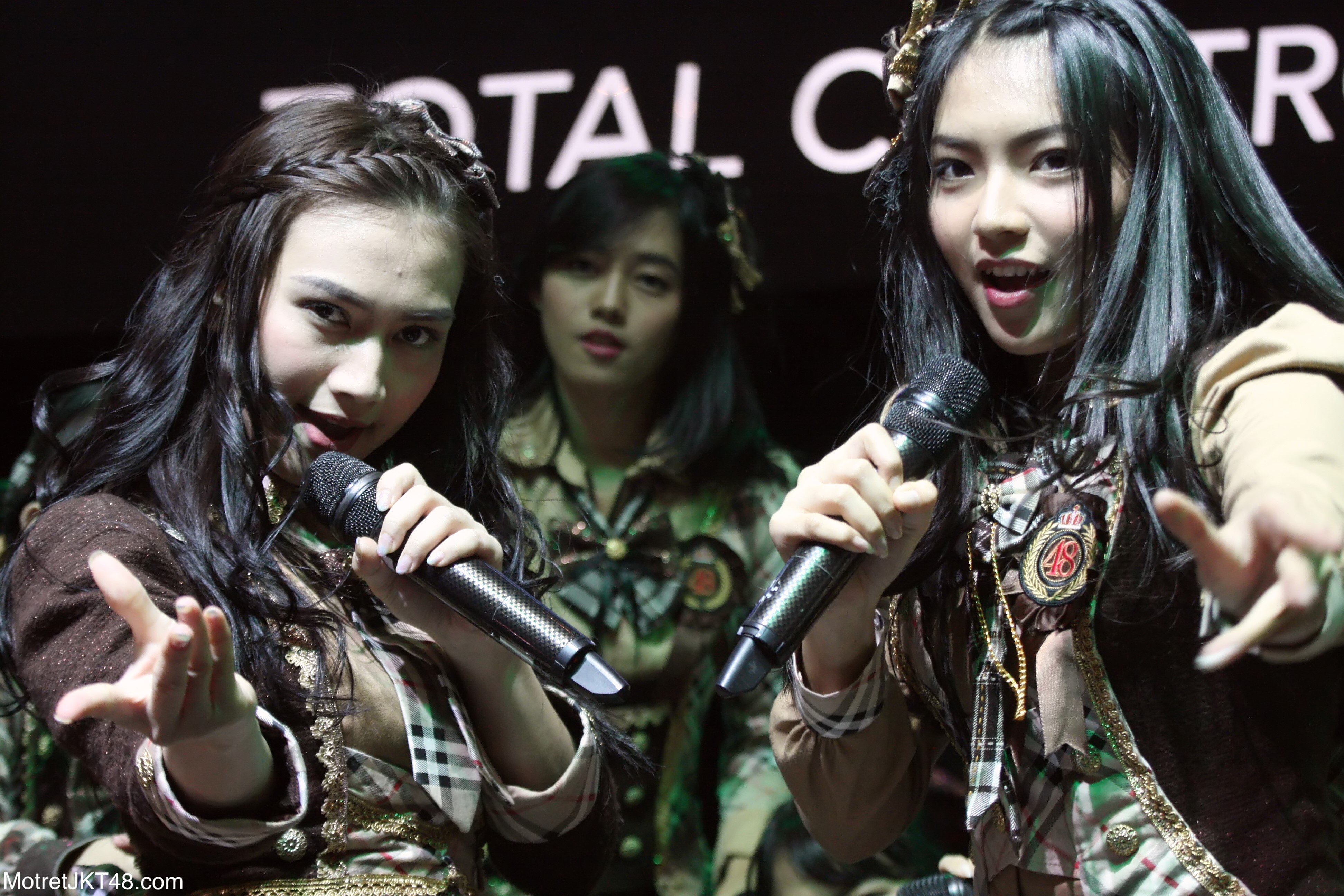 Melody Nurramdhani Laksani dan Shania Gracia JKT48 Booth Honda Indonesia Motorcycle Show Jakarta 02-11-2016