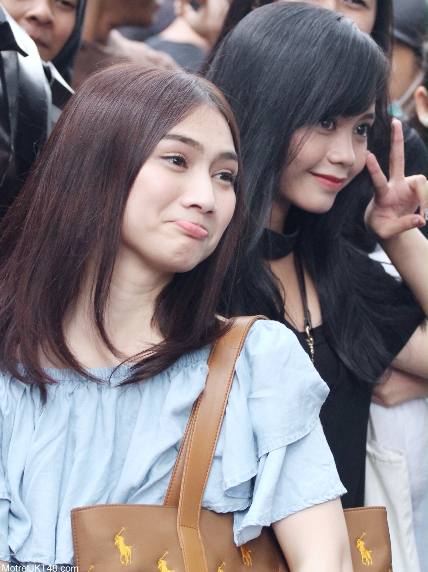 Melody Nurramdhani Laksani & Priscillia Sari Dewi (Sisil) JKT48 CLASH 2017 Itenas Bandung 22-01-2017